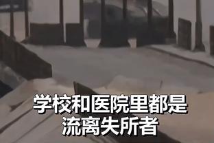 哥俩好~苏亚雷斯拿着梅西球衣端详？